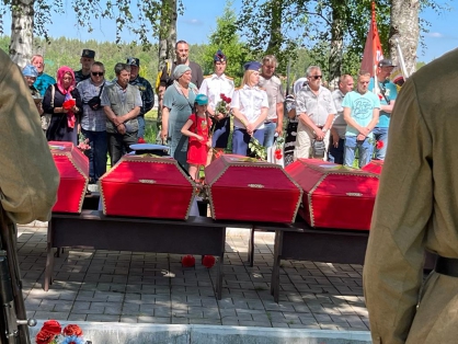 В Лодейнопольском районе Ленинградской области следователи приняли участие в торжественном захоронении останков красноармейцев